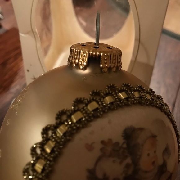 M.I. Hummel Glass Ornament 2001 - Picture 6 of 6